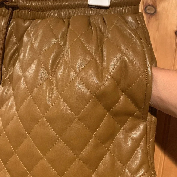 New APPARIS Percy quilted shorts - Picture 2 of 7